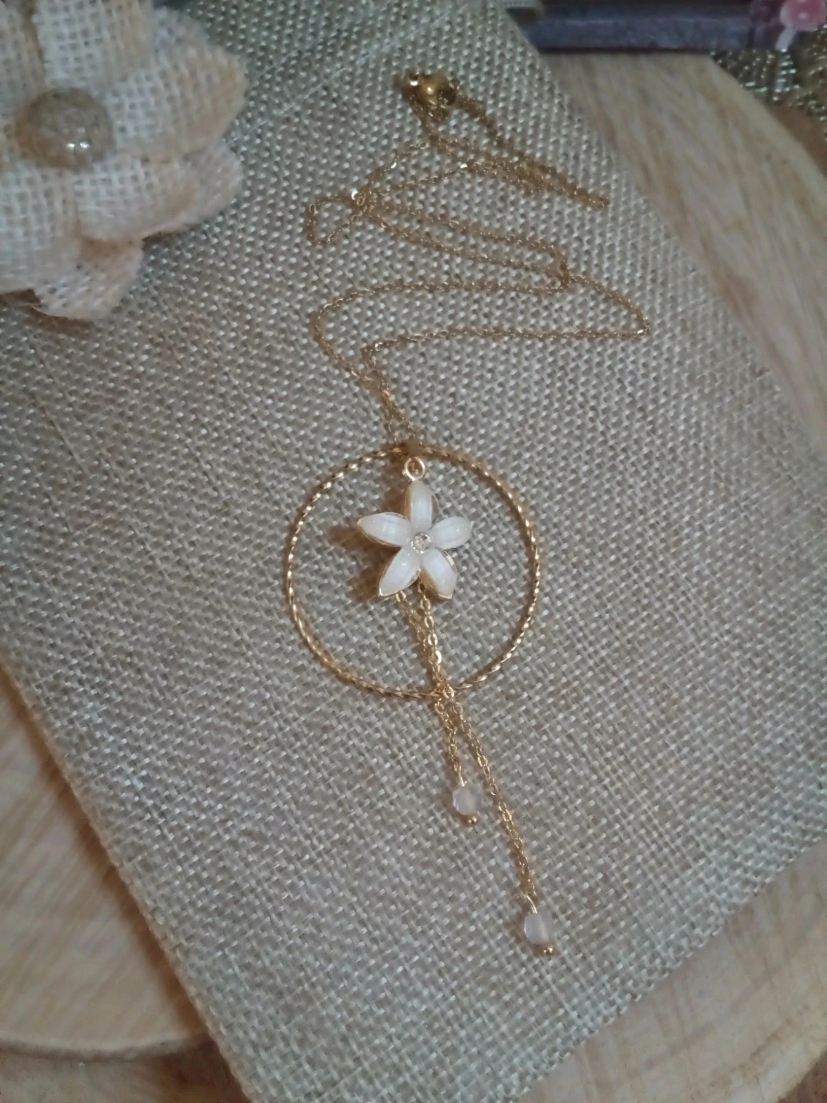 Collier doré bohème fleur blanche et pierres de lune naturelles